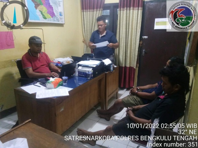Dua pelaku penyalahgunaan narkotika di Polres Benteng Polda Bengkulu, Foto: Dok/Tribhrata