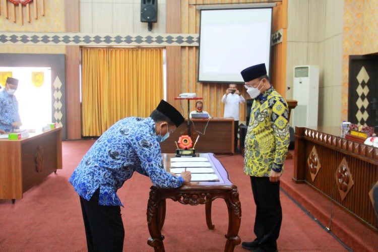 Gubernur Rohidin saat menyaksikan Penandatanganan Perjanjian Kinerja Eselon II di Lingkungan Pemerintah Provinsi Bengkulu Tahun 2022, Rabu, 26 januari 2022, Foto: Dok