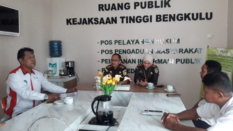 Hearing FK LSM di kantor Kejati Bengkulu, Agus Suparmin bersama Kasi Penerangan Hukum Shanty dan Kasi B bagian Kebudayaan dan Kemasyarakatan Mahmudin, Foto: Dok/Alfridho Ade Permana