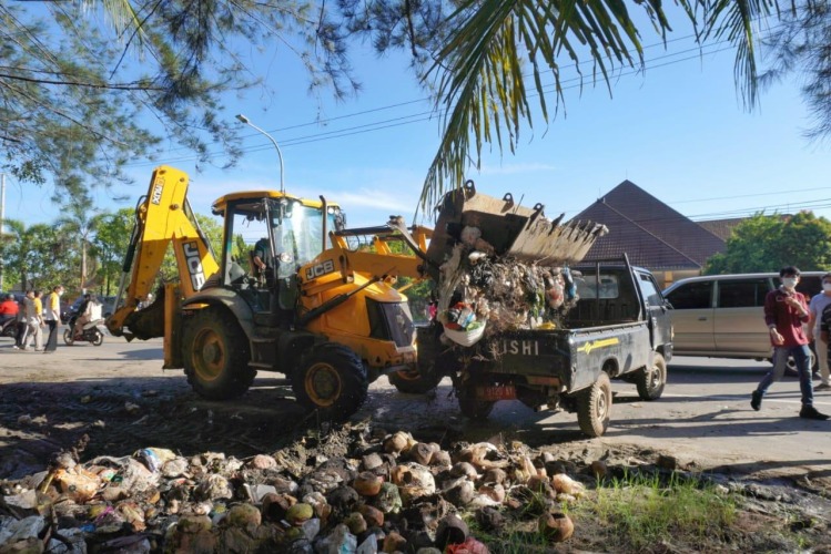 Alat berat saat mengangkut sampah yang ada di Pantai Panjang, Foto: Dok