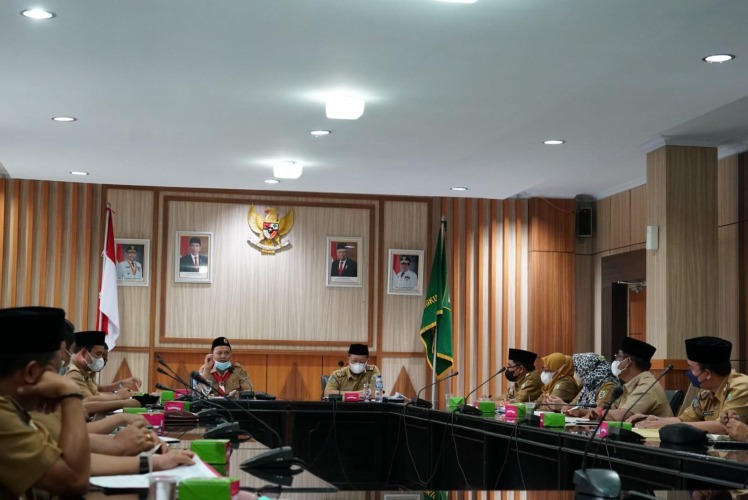 Sekda Hamka Sabri saat pimpim Rapat Koordinasi Percepatan Penyerapan Anggaran Kegiatan Dana Dekon/TP dan DAK 2022 di ruang rapat Rafflesia, Selasa, 18Januari 2022, Foto: Dok