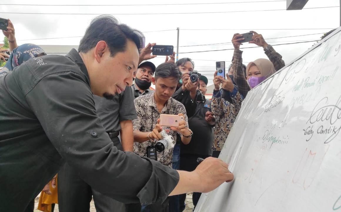Wakil walikota Bengkulu saat melakukan penandatangan dukungan atas launching kafe Harsa Eat, Jumat, 14 Januari 2022, Foto: Dok/Irfan Arief