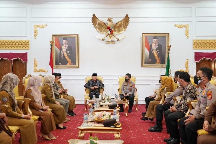 Gubernur Rohidin saat menerima Tim Saber Pungli di Balai Raya Semarak Bengkulu, Selasa, 11 Januari 2021, Foto: Dok