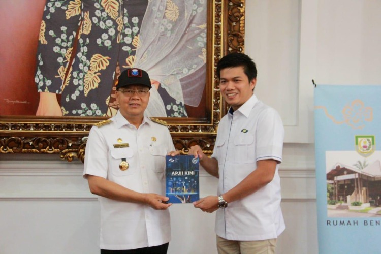 Gubernur Rohidin Mersyah dan Ketua Umum APJII Muhammad Arif, Foto: Dok