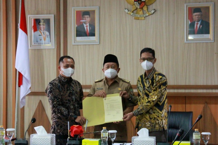 Asisten II Fahriza bersama Handiro Efriawan dan Frentindo usai menggelar pisah sambut Direktur Utama PD. Bimex kepada Direktur PT. Bimex (Perseroda), Foto: Dok