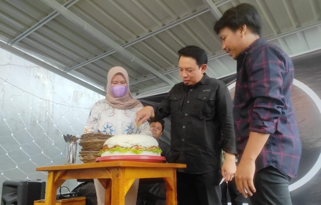 Wakil Walikota Bengkulu Dedy Wahyudi bersama Owner saat memotong Rice Burger menu andalan kafe Harsa Eat, Jumat, 14 Januari 2022, Foto: Dok/Irfan Arief