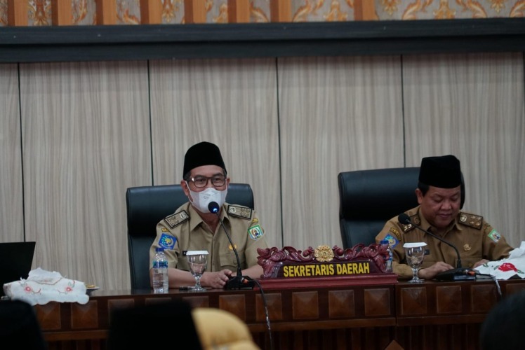 Asisten III Setdaprov Gotri Suyanto saat mengikuti rapat pengusulan pemenuhan sisa kuota PBI JKN di Ruang Rapat Pola Pemprov Bengkulu, Foto: Dok