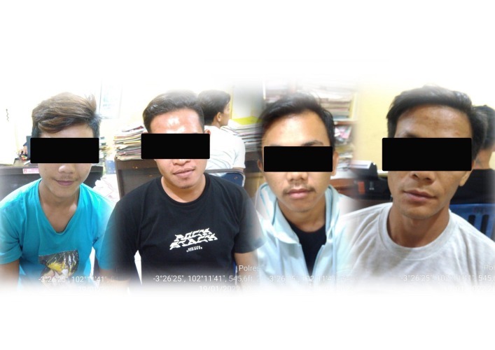 Keempat pelaku pengeroyokan berinisial RH (23) , JS (24) , AH (26) dan AP (25) di Mapolres Bengkulu Utara, Foto: Dok/Tribhrata