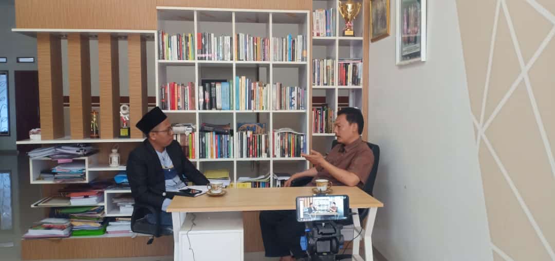 Pengamat Politik dan Dosen Universitas Hazairin Bengkulu, Rahiman Dani Saat Diwawancarai Televisi Lokal Bengkulu, Foto: Dok/RMOLBengkulu Pengamat Politik dan Dosen Universitas Hazairin Bengkulu, Rahiman Dani Saat Diwawancarai Televisi Lokal Bengkulu, Foto: Dok/RMOLBengkulu