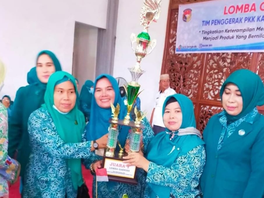 TP PKK Desa Pulai Payung saat bersama tim memegang trophy kemenangan juara pertama lomba garnish HUT Kabupaten Mukomuko ke-19, Rabu, 23 Februari 2022, Foto: Dok/Andhika Kusuma