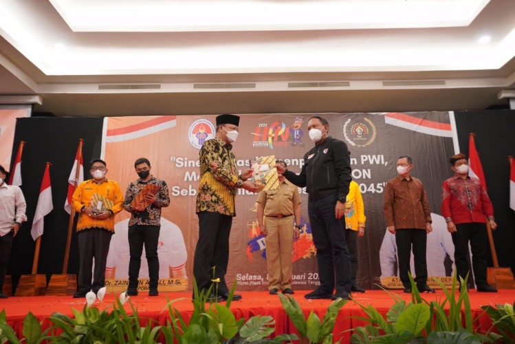 Gubernur Rohidin saat menerima penghargaan sebagai inisator olahraga di Kendari, Foto: Dok
