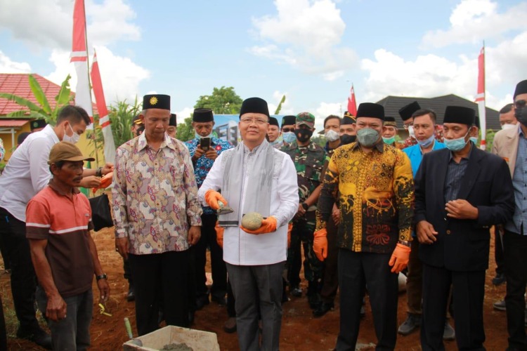 Gubernur Rohidin Mersyah saat melakukan peletakan batu pertama pondasi gedung Dakwah Muhammadiyah, Foto: Dok