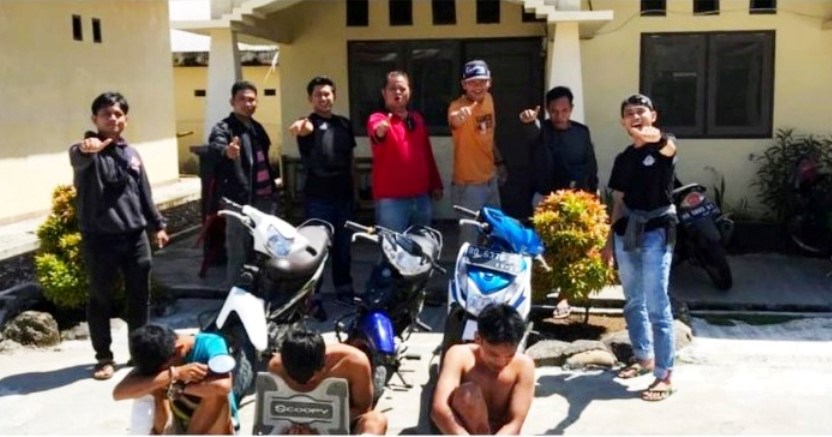 Tiga tersangka saat digelandang petugas kepolisian ke Mapolsek Gading cempaka Kota Bengkulu, Foto: Dok