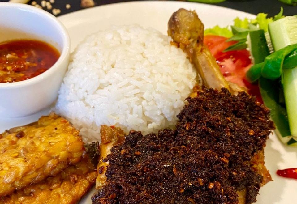 Ayam Bumbu Ireng, salah satu menu andalan yang dipersembahkan Santika Indonesia Hotels & Resorts, Foto: Dok