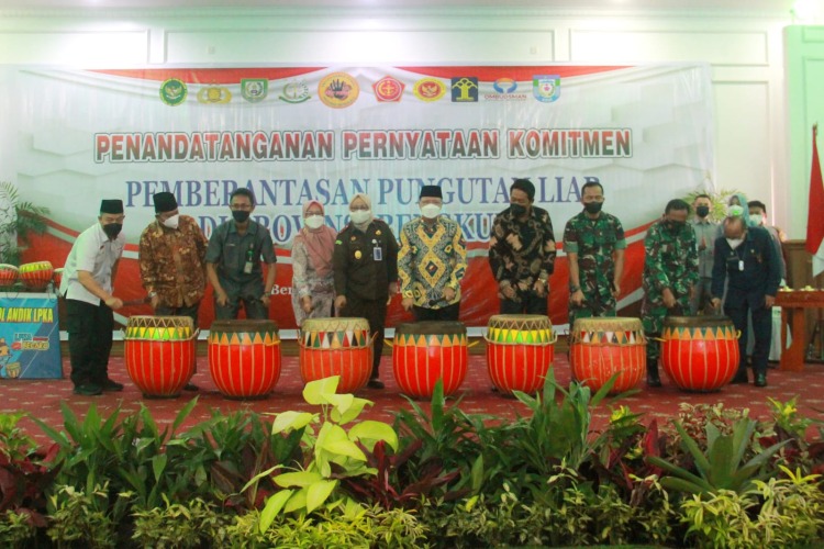 Gubernur Rohidin dan Ketua UPP Bengkulu Kombes Pol Asep Tedy Nurrasyah saat menabuh alat musik Dol, di Balai Raya Semarak, Selasa, 15 Februari 2022, Foto: Dok