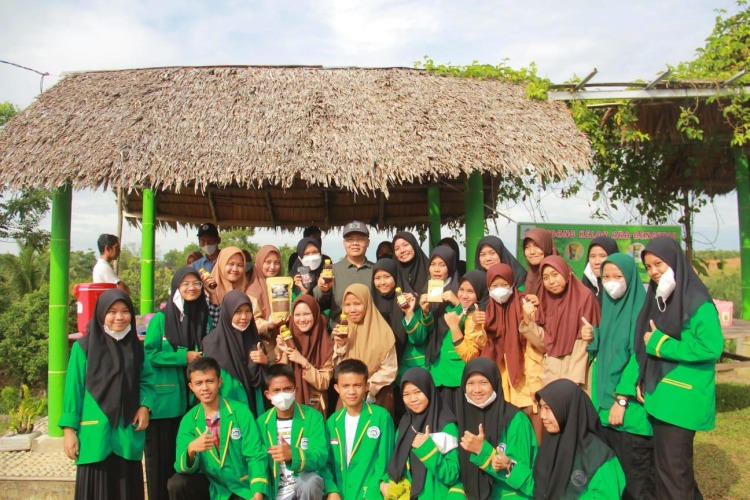 Gubernur Rohidin usai melakukan MoU berswafoto bersama mahasiswa Universitas Bengkulu dan Yayasan Akademi Peradaban Desa (YAPD) Dangau Datuk, Foto: Dok