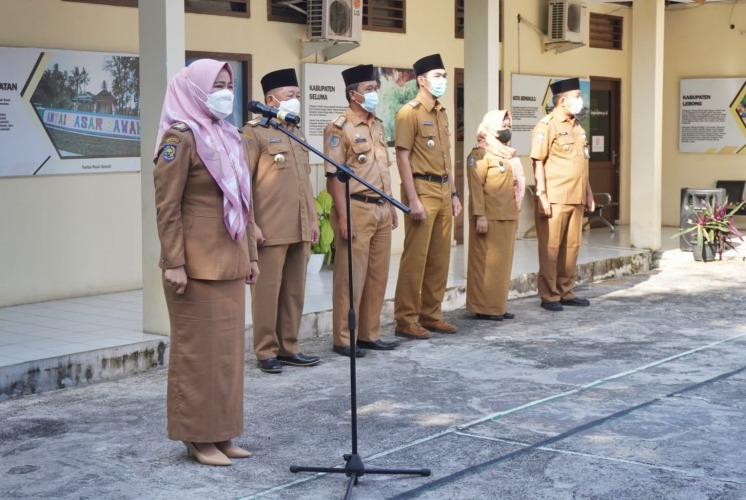 Plt Kepala Dinas Kominfotik Provinsi Bengkulu Sri Hartika saat memimpin apel pagi di kantor Kominfotik Provinsi Bengkulu, Selasa, 22 Februari 2022, Foto: Dok