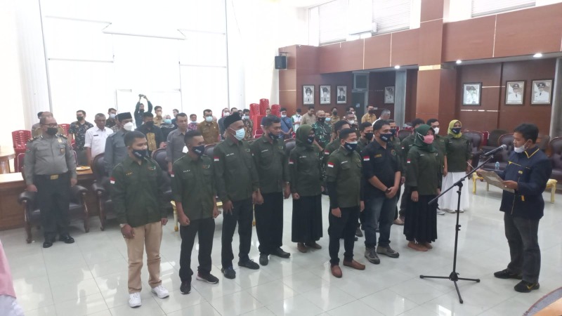 Sekretaris Pengda JMSI Sumatera Barat, Aguswanto saat melantik Pengcab JMSI Bukittinggi, di Hall Balai Kota Bukittinggi, Selasa, 15 Februari 2022, Foto: Dok/JMSI Sumbar