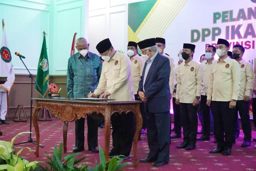 Gubernur Rohidin selaku Dewan Pembina menandatangani kepengurusan baru DPP IKA SeMaKu, di Balai Semarak, Sabtu, 19 Februari 2022, Foto: Dok