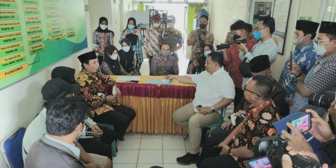 “Maka dengan segala hormat Plt kadis kesehatan akan diganti, Kepala Puskesmas diganti, termasuk petugas yang kemarin menangani, menerima, itu untuk sementara ditarik ke Dinas Kesehatan,” kata Eko Agusrianto di hadapan awak media, Foto: Dok