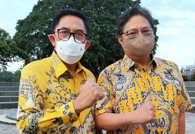 Sekretaris DPD I Partai Golkar Provinsi Bengkulu Samsu Amanah usai Rakor berswafoto bersama Ketua DPP Partai Golkar Airlangga Hartanto di Jakarta, Sabtu, 26 Februari 2022, Foto: Dok
