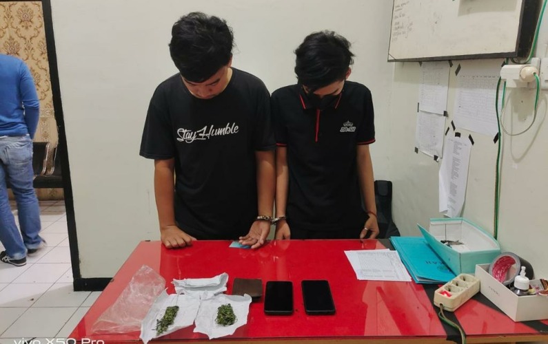 Tersangka RW (18) dan JP (19) saat digelandang di Polres Rejang Lebong, Foto: Dok/Tribhrata