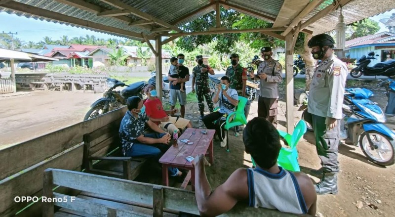 Patroli TNI/POLRI saat memberikan imbauan terkait pentingya prokes dan vaksinasi, Foto: Dok/Tribhrata