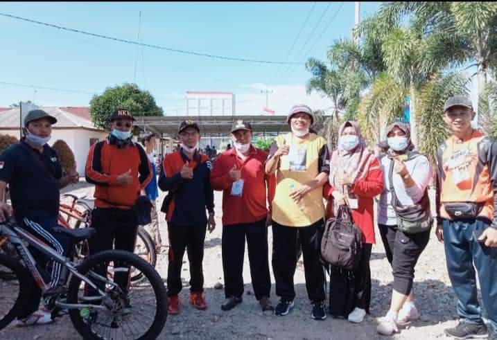 Swafoto Kepala Desa Medan Jaya Afrizal bersama masyarakat usai menggelar acara fun bike, Sabtu, 19 Februari 2022, Foto: Dok