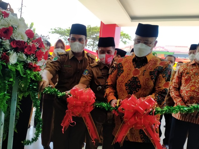 Peresmian gedung baru Laboratorium Kesehatan Daerah Provinsi Bengkulu ditandai dengan pengguntingan pita oleh Gubernur Bengkulu Rohidin Mersyah. Senin, 21 Februari 2022. Foto: Dok/Derma Seprianti