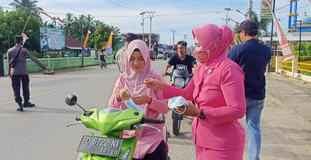 Bhayangkari Polsek Mukomuko Selatan saat membagikan masker ke warga yang tengah melintas, JUmat, 18 Februari 2022, Foto: Dok
