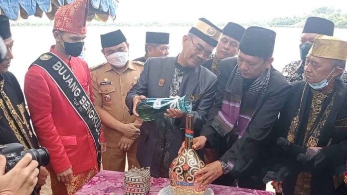 Ketua Komisi II DPRD Kota Bengkulu Nuzulludin saat mengambil air di Danau Dendam Tak Sudah untuk IKN, Foto: Dok