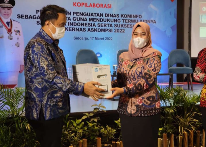 Plt. Kadis Kominfotik Provinsi Bengkulu, Sri Hartika, M.Si saat menerima penghargaan, Kamis, 17 Maret 2022, Foto: Dok