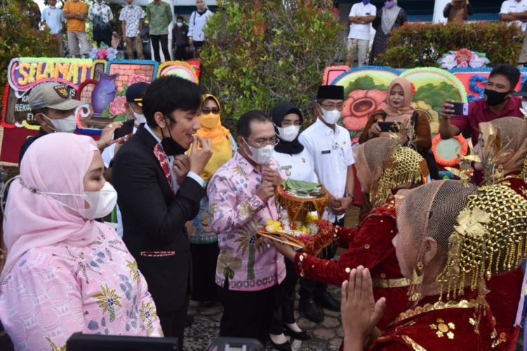 Bupati Sapuan usai menerima penghargaan rekor MURI, Rabu, 23 Maret 2022, Foto: Dok