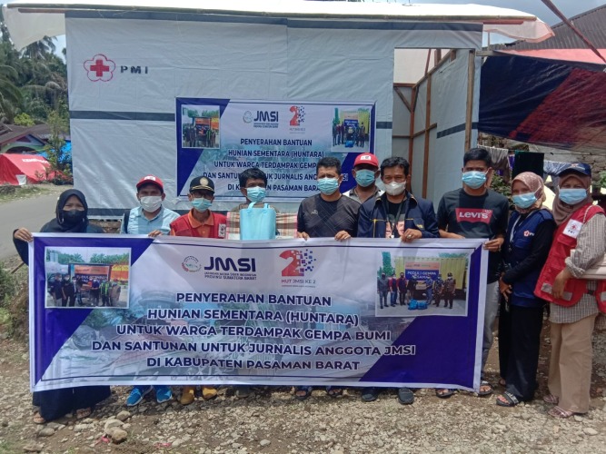 JMSI Sumatera Barat saat menyerahkan donasi bantuan, Foto: Dok/JMSI Sumbar