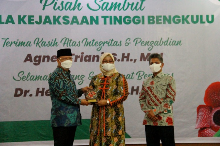 Gubernur Rohidin Mersyah saat memberikan cinderamata kepada mantan Kajati Agnes triani dan menyambut Kajati baru Heri Jerman, di Balai Raya Semarak, Rabu 09 Maret 2022, Foto: Dok