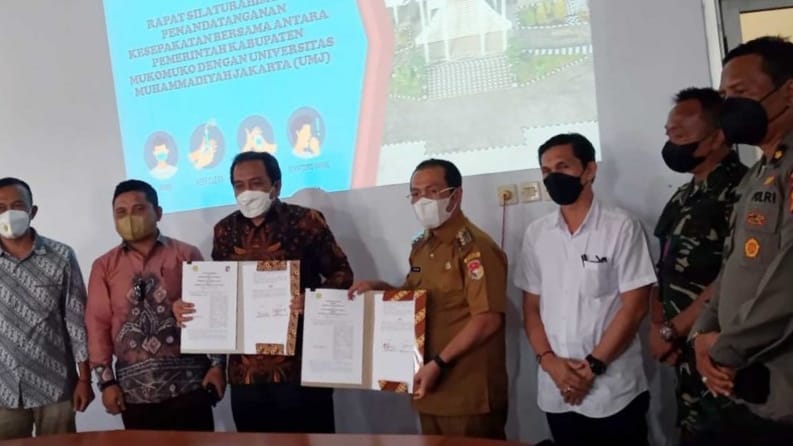 Bupati Mukomuko Sapuan dan Rektor UMJ Ma’mun Murod usai melakukan penandatanganan MoU kesepakatan implementasi perguruan tinggi, Selasa, 22 Maret 2022, Foto: Dok