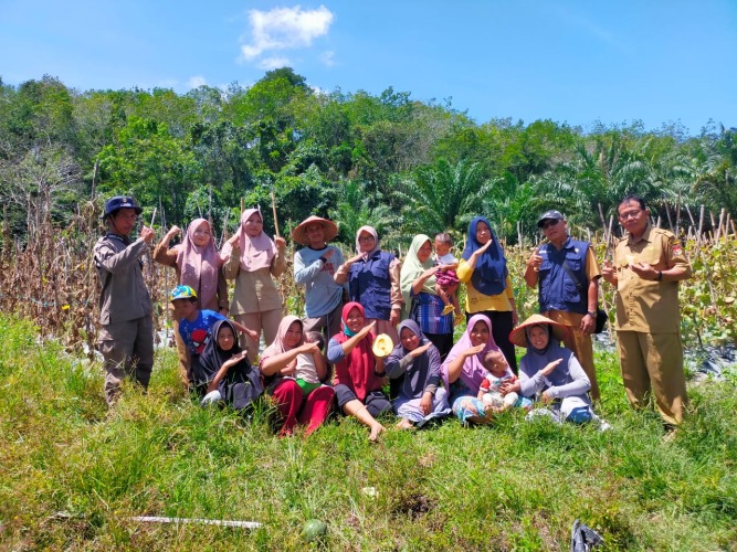 Ketua KWT Tirta Makmur Rini Khusriati saat berswafoto bersama para petani Desa Tirta Kencana Kecamatan Air Rami Kabupaten Mukomuko, Foto: Dok