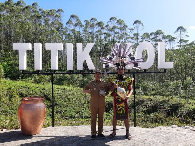 Gubernur Rohidin saat berswafoto di Titik Nol IKN Nusantara Kalimantan Timur, Foto: Dok