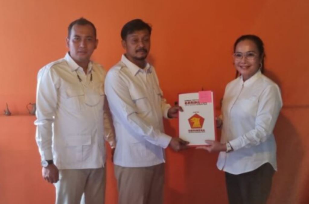 Wakil Ketua II DPRD Provinsi Bengkulu, H Suharto MBA saat menerima SK langsung dari Wakil Ketua Umum DPP Gerindra Susi Marleny Bachsin