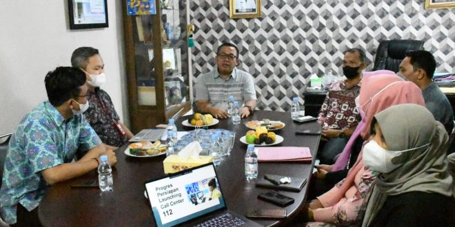 Kadis Kominfo Kota Bengkulu Eko Agusrianto saat rapat bersama perwakilan Kementerian Kominfo dan pihak DSI terkait persiapan Launching Call Center 112, Foto: Dok/Mc