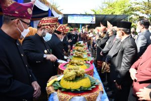 Walikota Helmi Hasan beserta unsur pimpinan daerah Kota Bengkulu saat memotong nasi tumpeng perayaan HUT Kota Bengkulu ke-303, 17 Maret 2022, Foto: Dok