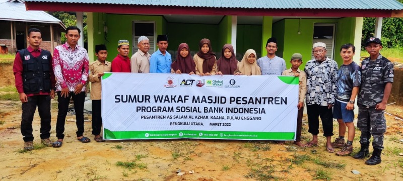 Tim ACT Provinsi Bengkulu saat berswafoto bersama santriwati Pondok Pesantren Pulau Enggano, Foto: Dok/ACT