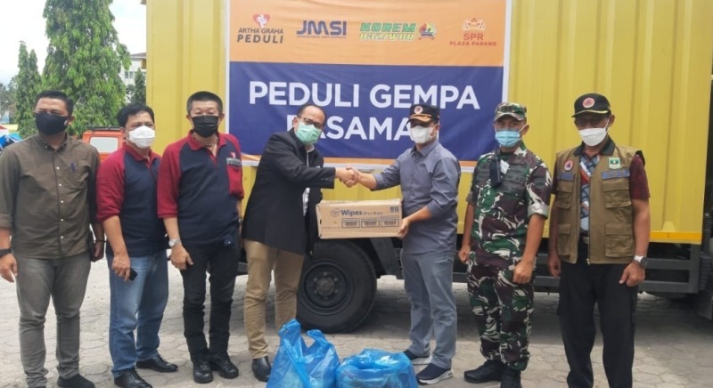 Pengurus Pusat JMSI saat menyerahkan bantuan di Posko Utama Rumah Dinas Bupati Pasaman Barat. Sabtu, 5 Maret 2022, Foto: Dok