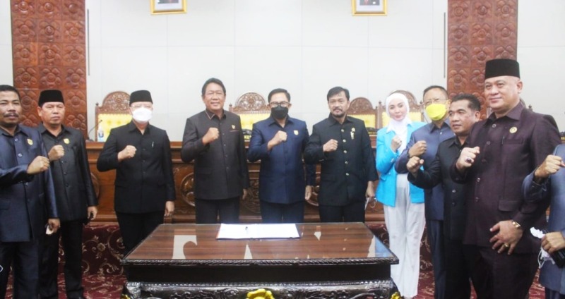 Pimpinan rapat Ihsan Fajri melakukan penandatanganan keputusan bersama usai paripurna. Senin, 7 Maret 2022, Foto: Dok/Shelly Arsita