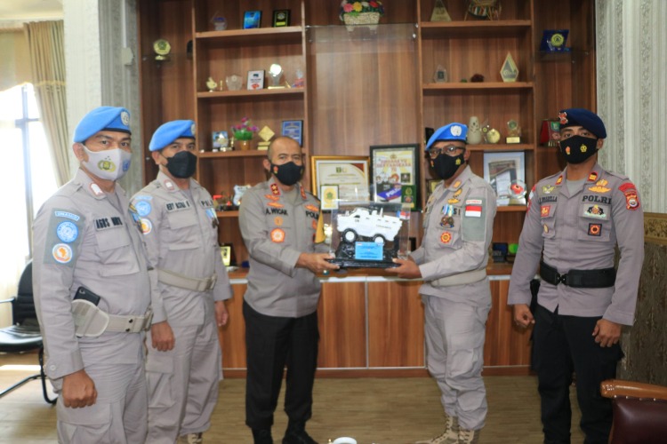 Kapolda Bengkulu Irjen Pol Agung Wicaksono saat memberi cinderamata kepada ketiga personil Polda Bengkulu yang telah selesai penugasan FPU di Sudan-Afrika, Senin, 07 Maret 2022, Foto: Dok/Tribhrata