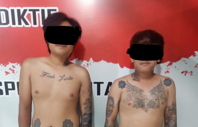 Dua orang tersangka dugaan penganiayaan MP (24) dan FS (41) di Polsek Selebar Polda Bengkulu, Foto: Dok/Tribhrata