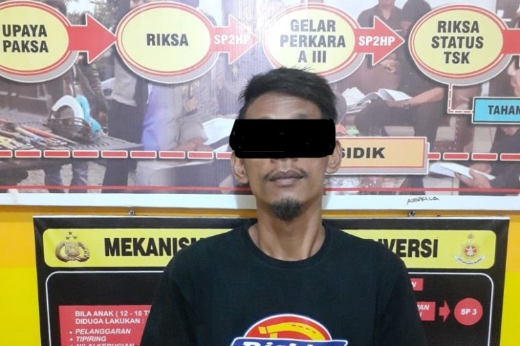 Tersangka KDRT saat diamankan di Polres Bengkulu Utara
