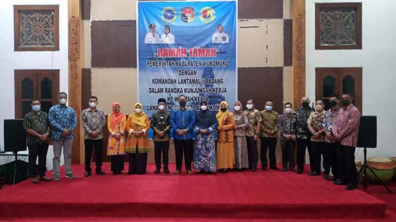 Pemerintah Kabupaten Mukomuko berswafoto bersama Danlantamal II Padang- Pos AL Mukomuko, Foto: Dok