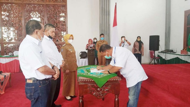 Wakil Bupati Wasri saat menyaksikan penandatanganan pelantikan Ketua dan pengurus baru Kadin Mukomuko, Foto: Dok Wakil Bupati Wasri saat menyaksikan penandatanganan pelantikan Ketua dan pengurus baru Kadin Mukomuko, Foto: Dok