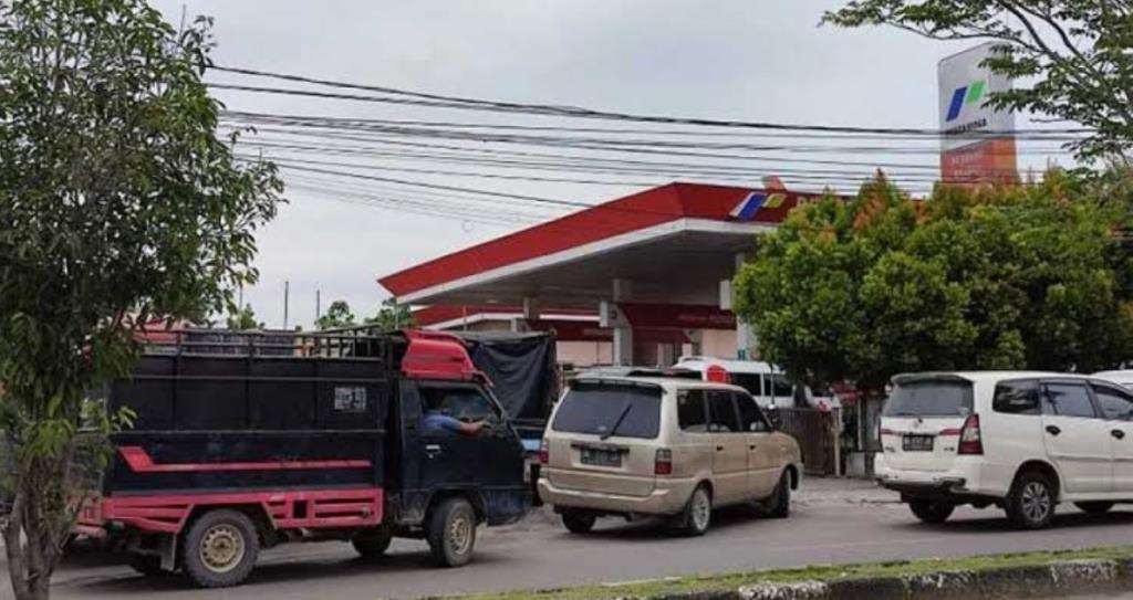 Gegara Serobot Antrian SPBU, Sopir Truk Dikeroyok